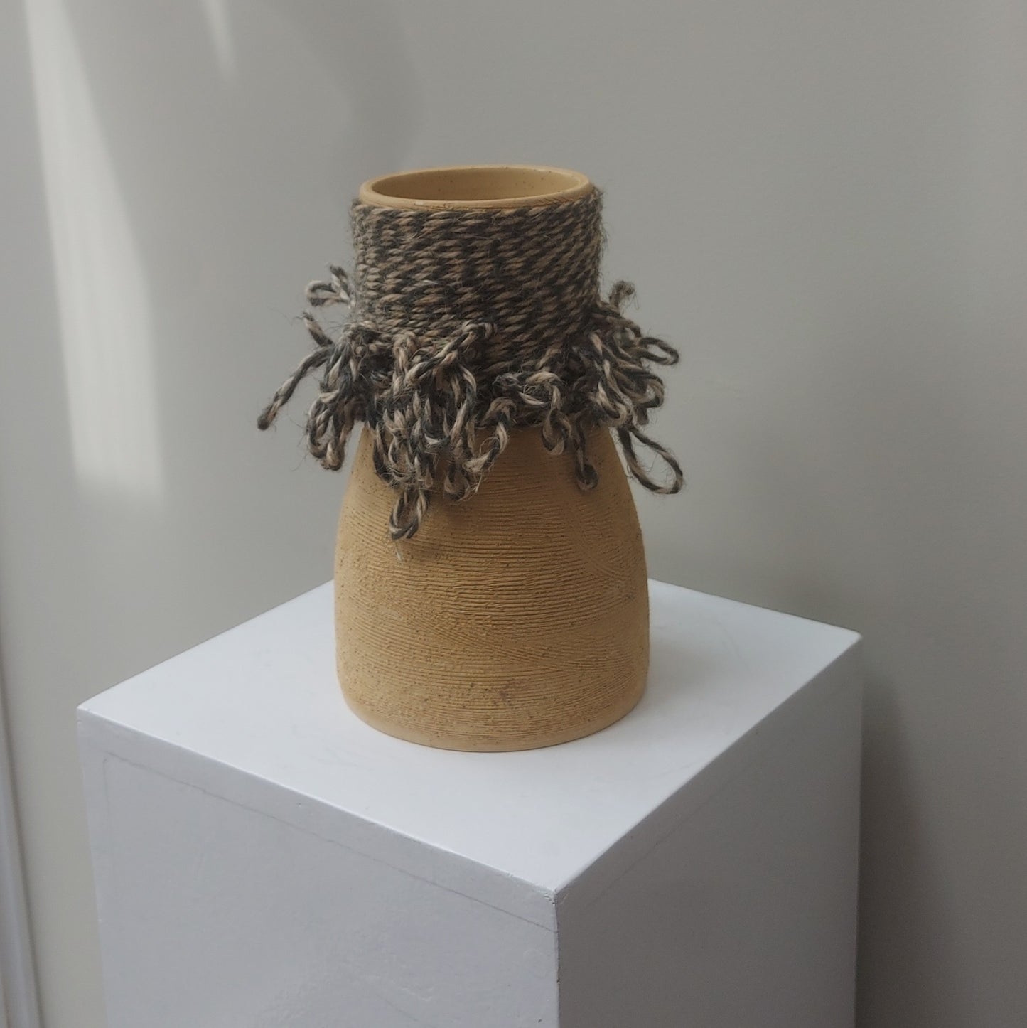 Vase black-beige rope