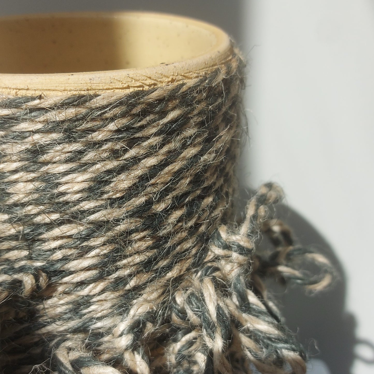 Vase black-beige rope